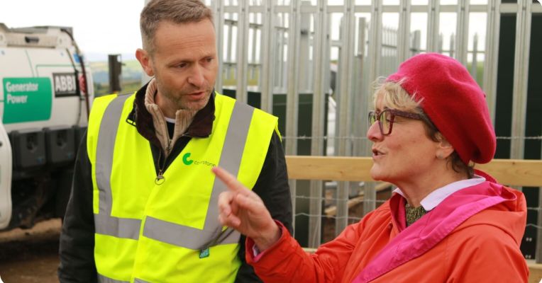 Jamie Hayes talking to a woman