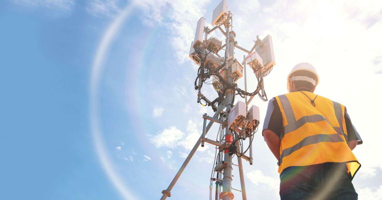 Jamie Hayes talking to a woman